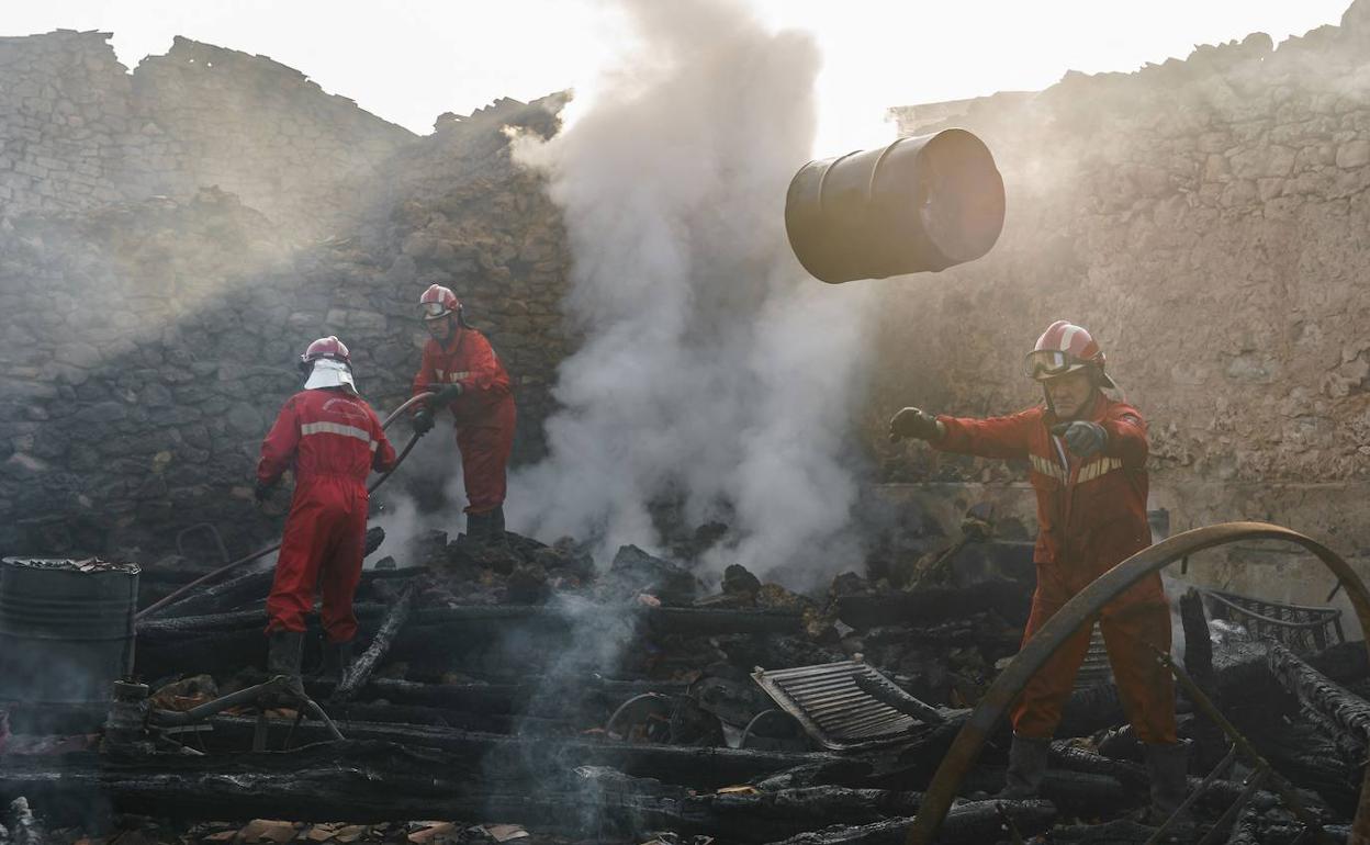 Los bomberos luchan contra el fuego en la comarca del Arlanza (Burgos). 