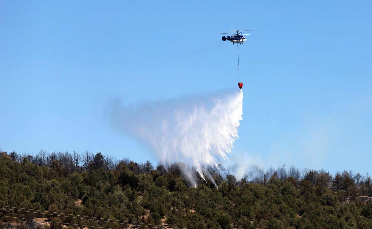 Los medios aéreos se afanan en controlar los focos que se van revivando. 