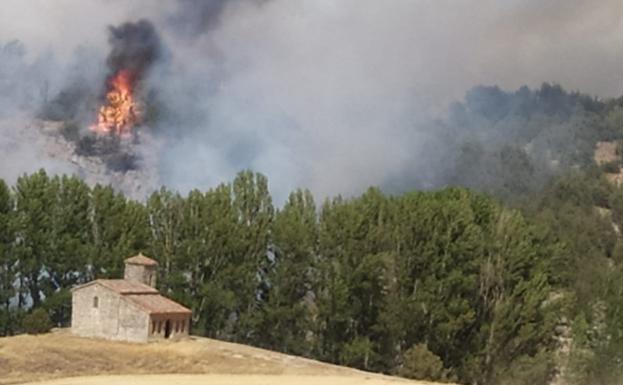 Los vecinos de Barriosuso salvan su ermita del incendio de Quintanilla del Coco