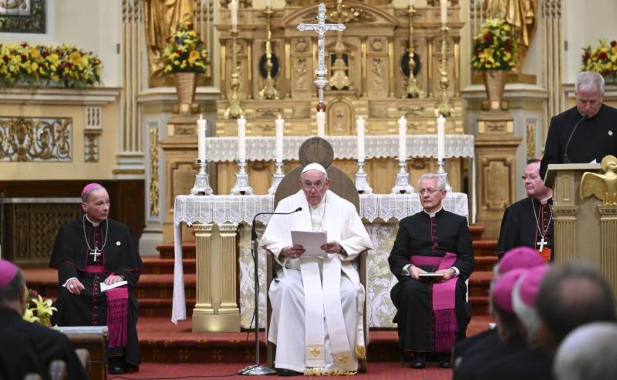 El papa Francisco en la visita de ayer a la catedral de Notre Dame en Quebec.