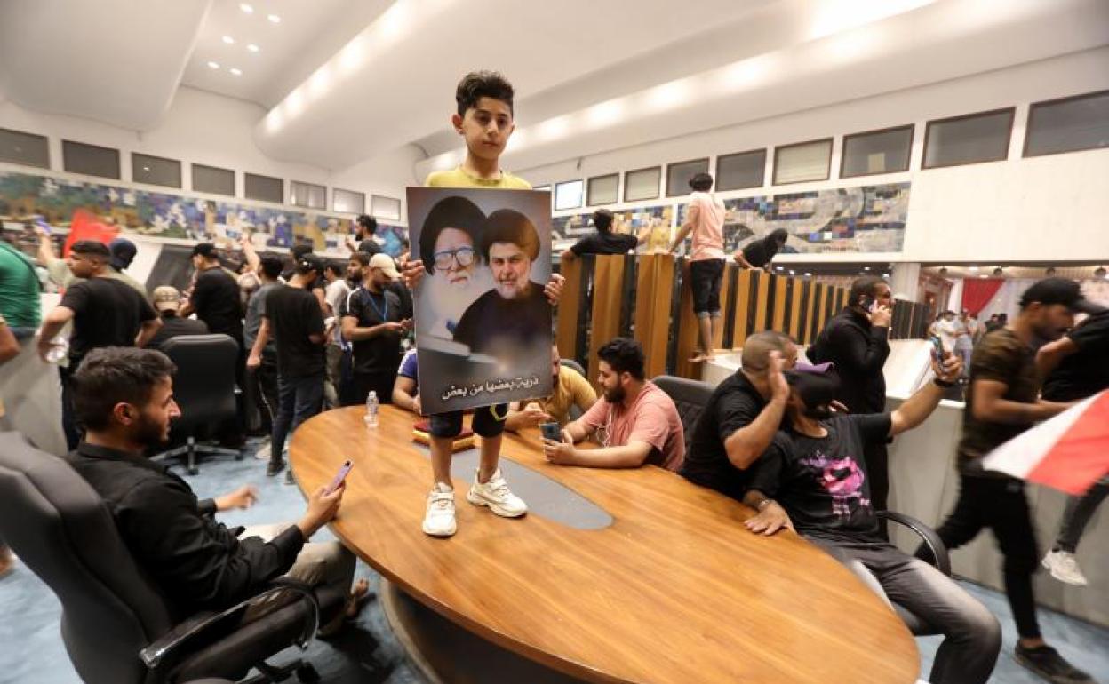 Manifestantes partidarios de Al Sadr ocupan una sala del Parlamento de Irak