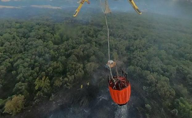 Los medios aéreos vuelven al incendio de Miranda tras una noche «tranquila»