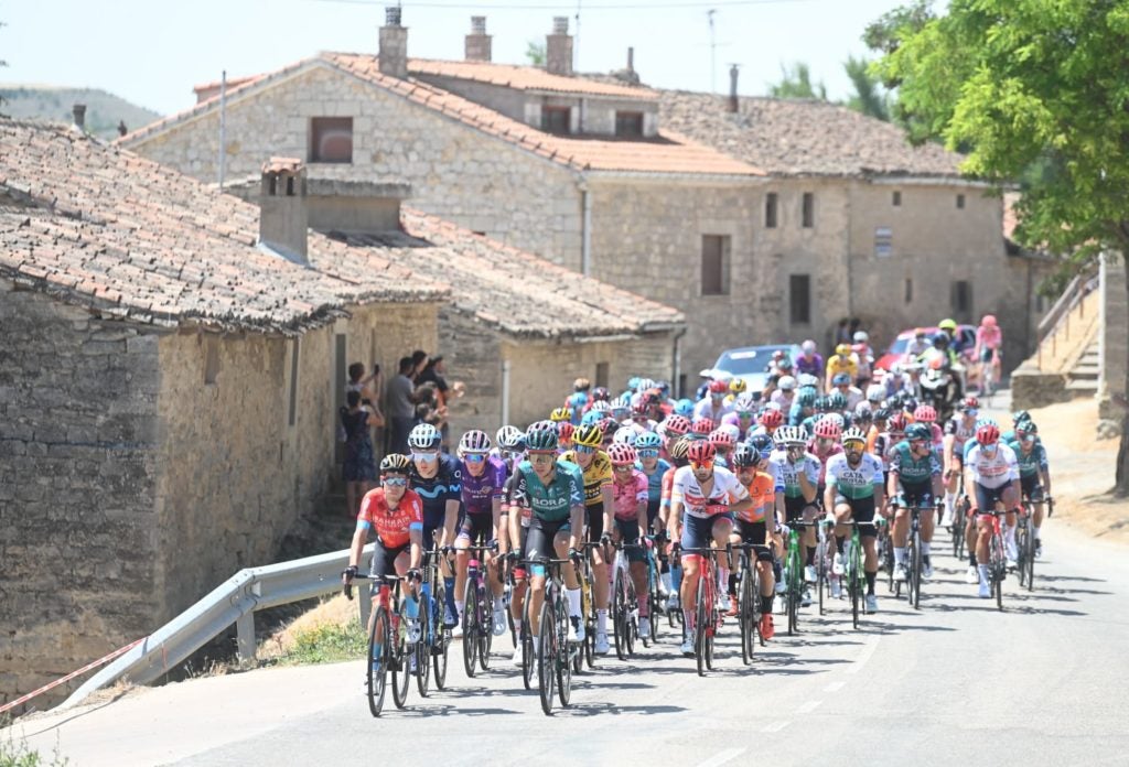 Fotos: Buitrago se enfunda el primer maillot de la Vuelta a Burgos