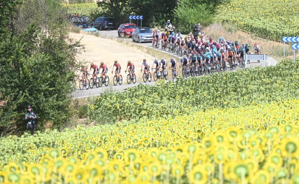 Fotos: Buitrago se enfunda el primer maillot de la Vuelta a Burgos