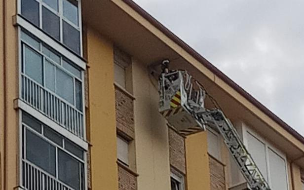 Los Bomberos consolidan una fachada con desprendimientos en la calle El Carmen