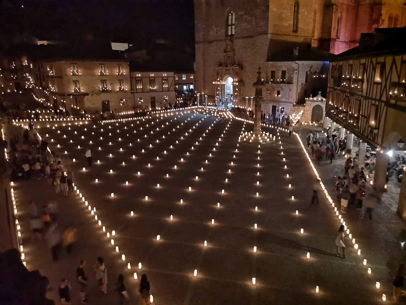 Fotos: Peñaranda bajo la luz de ñas velas