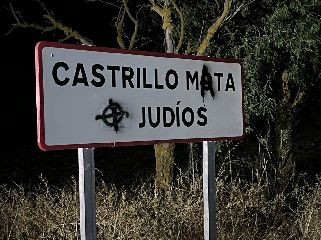 Cartel de entrada a la localidad vandalizado con proclamas anti judías