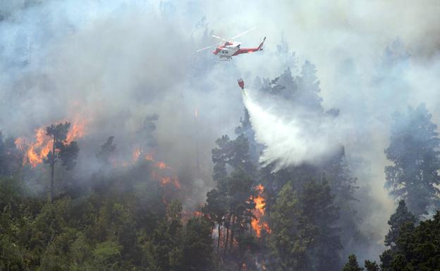 Un helicóptero trata de cortar el avance del fuego en Tenerife.