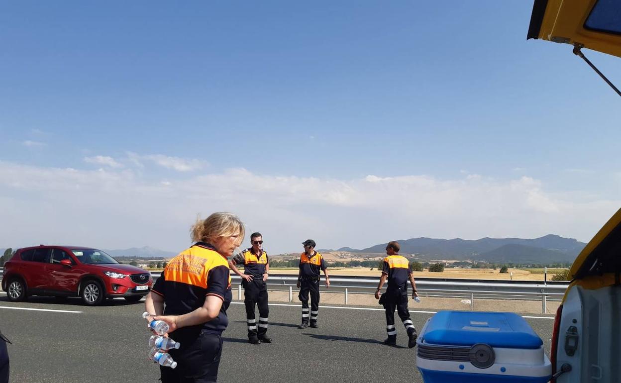 Protección Civil reparte agua entre las personas atrapadas en el atasco por el accidente de Pancorbo.