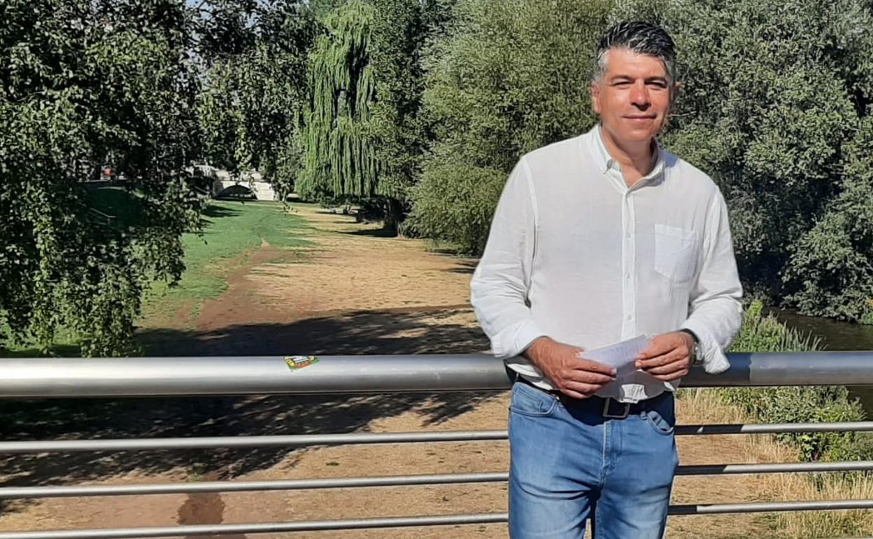 Vicente Marañón, vicealcalde de Burgos, en el Río Arlanzón.