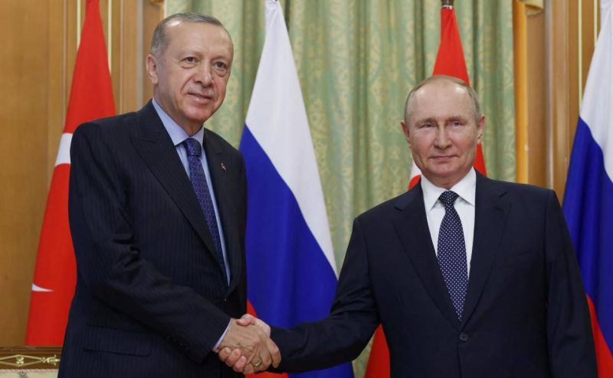 Recep Tayyip Erdogan (i) y Vladímir Putin (d) se han reunido este viernes en la ciudad rusa de Sochi