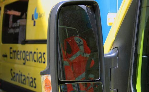 Los Bomberos de Aranda excarcelan a un conductor en un aparatoso accidente en Villanueva de Gumiel