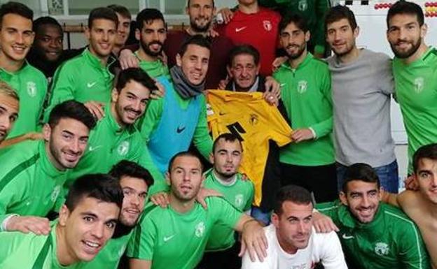 'Piné' con una camiseta del Burgos firmada por la plantilla en un homenaje espontáneo al seguidor. 