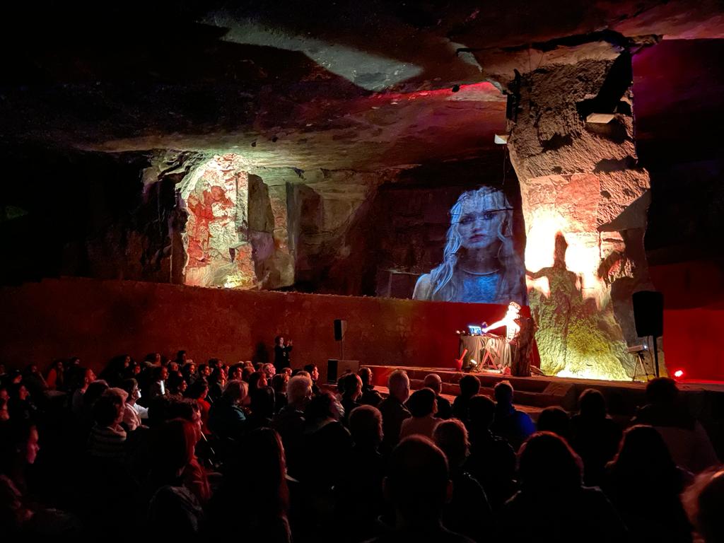 Fotos: Neønymus se adentra en la montaña para ofrecer un concierto en las canteras de Burgos