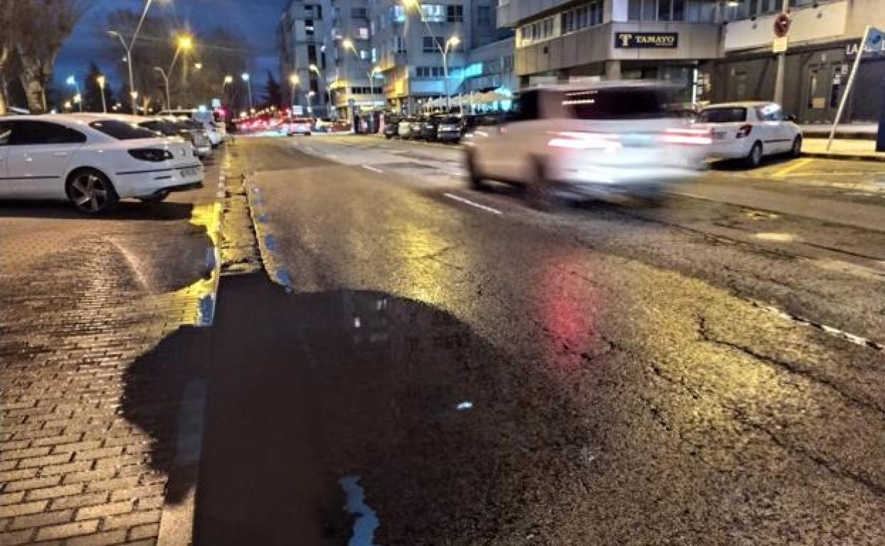 Balsas de agua que muestran los desniveles del terreno en la Avenida Reyes Católicos..