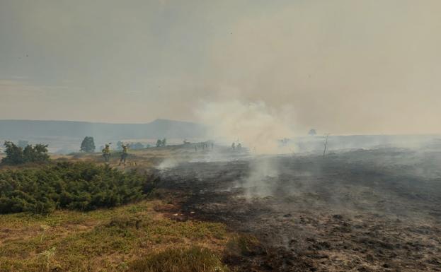 Continúa activo el incendio de Porquera del Butrón