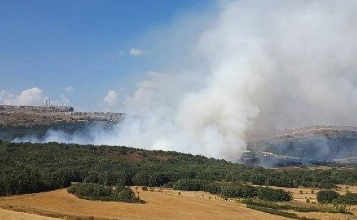 Una columna de humo revela el incendio en el monte cercano a Ordejón de Arriba