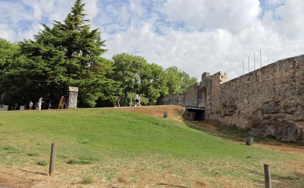 Se atrinchera en el Castillo de Burgos, tras escalar una de las torres, y lanza piedras a la Policía Local