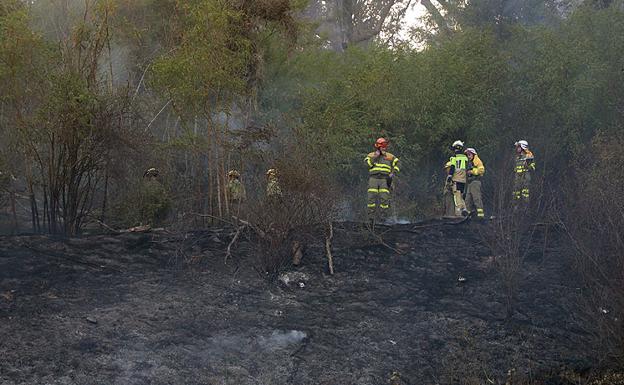 Extinguido el segundo incendio en cuatro días en el cerro del Castillo de Burgos