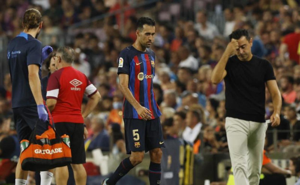 Xavi, con gesto de preocupación tras la expulsión de Busquets ante el Rayo. 