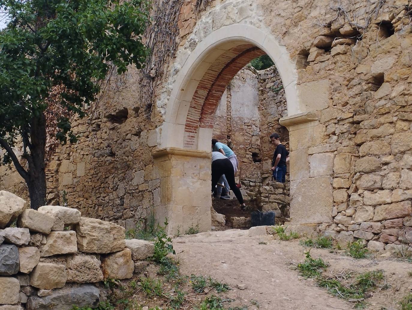 Un grupo de voluntarios trabaja en la recuperación del monasterio.