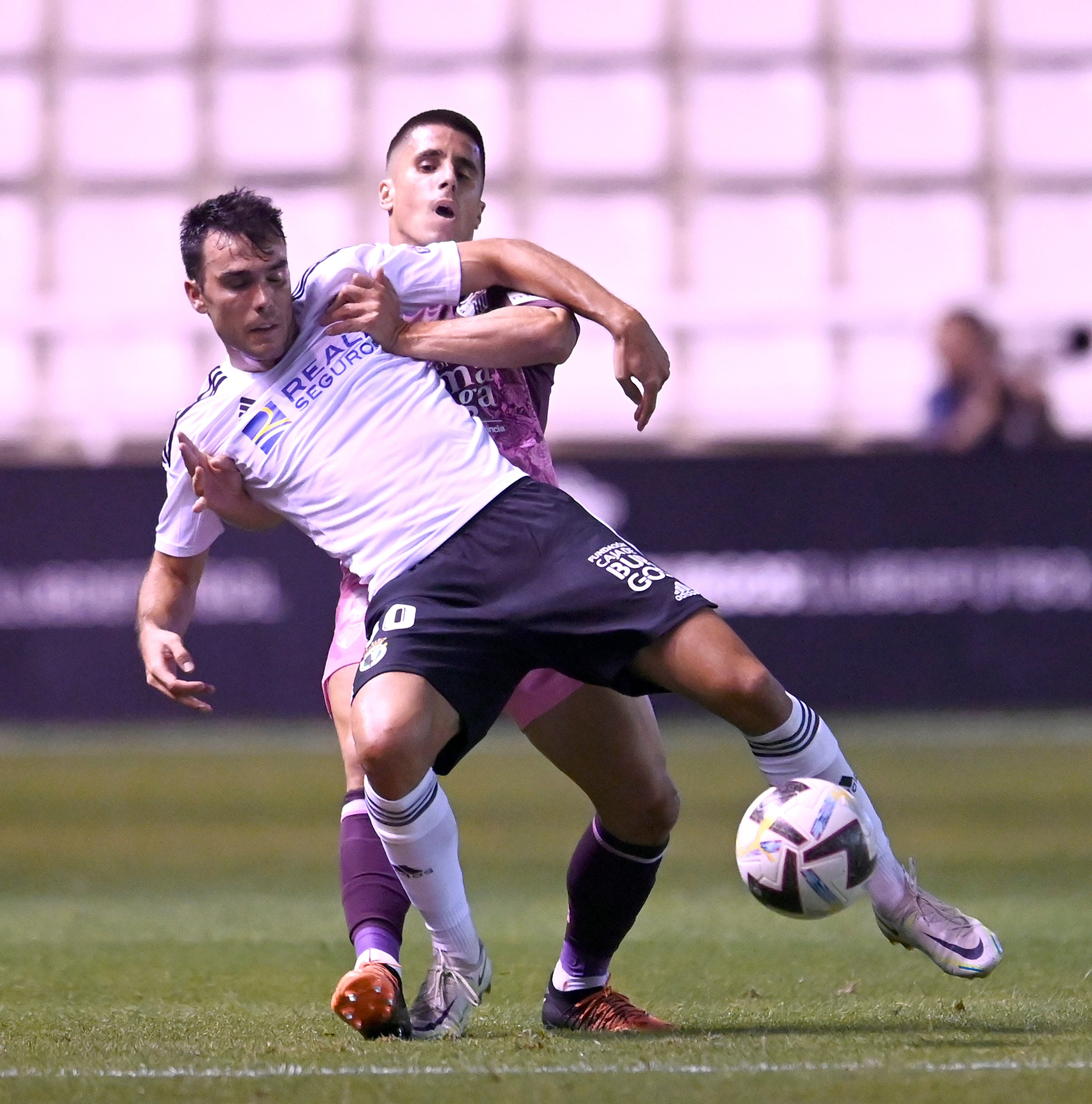 Fotos: El Burgos CF estrena la Liga con victoria