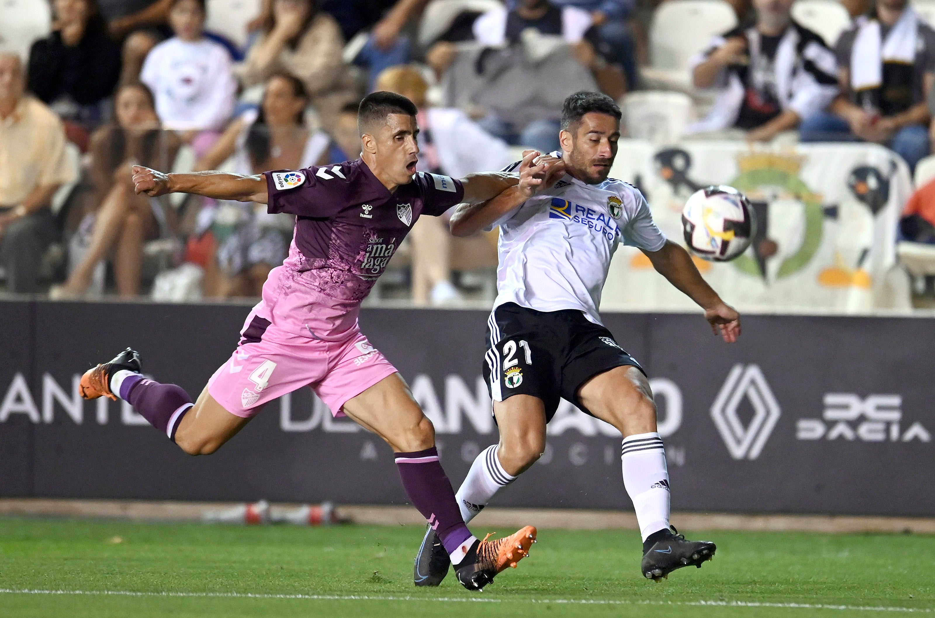 Fotos: El Burgos CF estrena la Liga con victoria