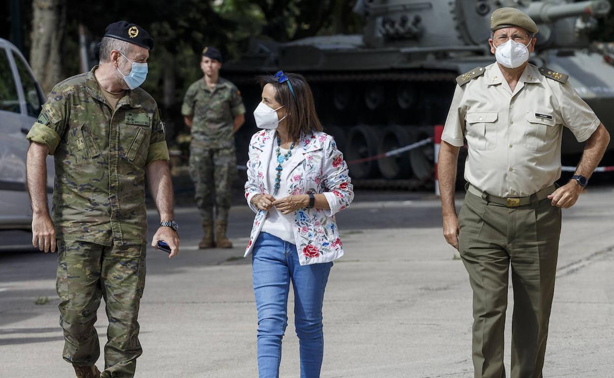 Margarita Robles, junto con el general jefe de la División San Marcial, Juan Carlos González (izda.), y el general jefe del Estado Mayor del Ejército de Tierra, Amador Enseñat y Berea (dcha.), durante una visita de la ministra al Cuartel General de la División San Marcial, en el acuartelamiento Diego Porcelos de Burgos.