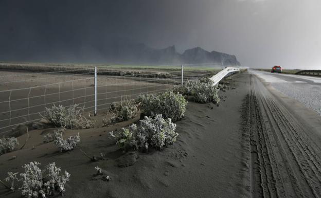 'Un coche circula por una carretera de Islandia cubierta de ceniza del volcán Eyjafjallajökull en mayo de 2010.