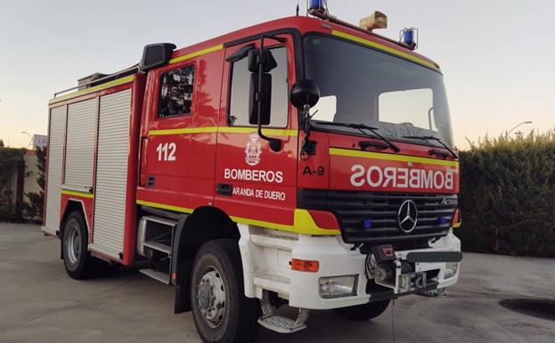 Heridos dos varones en el vuelco de un camión en la antigua N-1 en Aranda de Duero