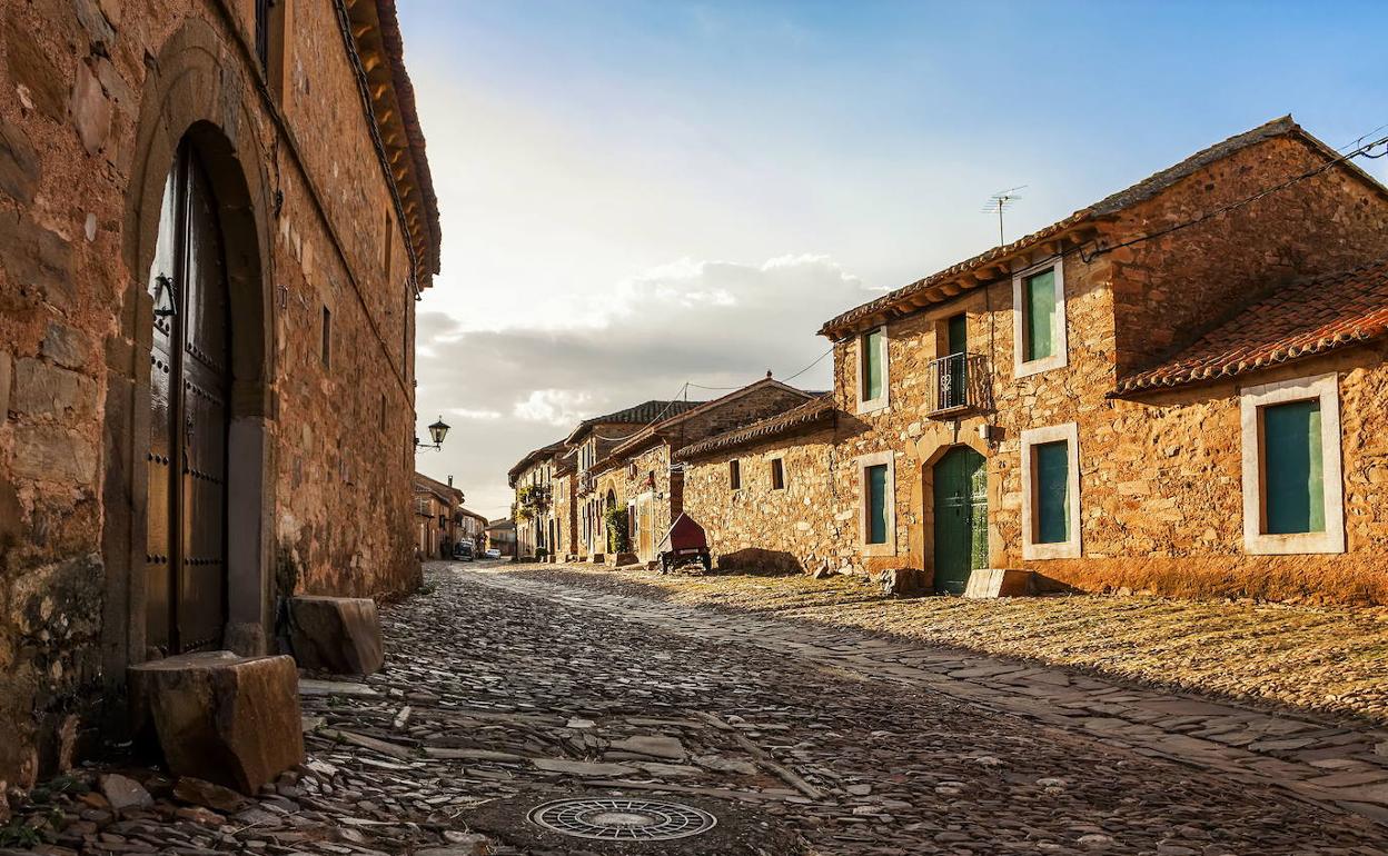 Castrillo de los Polvazares, en León, tiene numerosas empresas de turismo rural.