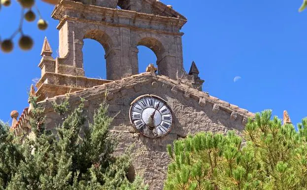 Imagen principal - Imagen del reloj de la iglesia de Masa que data de 1859 y sus engranajes. 