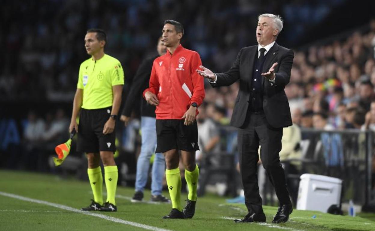 Ancelotti gesticula durante el partido en Balaídos.