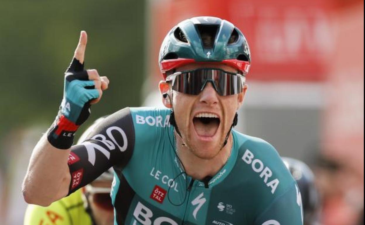 Sam Bennett celebra su victoria en Utrecht. 