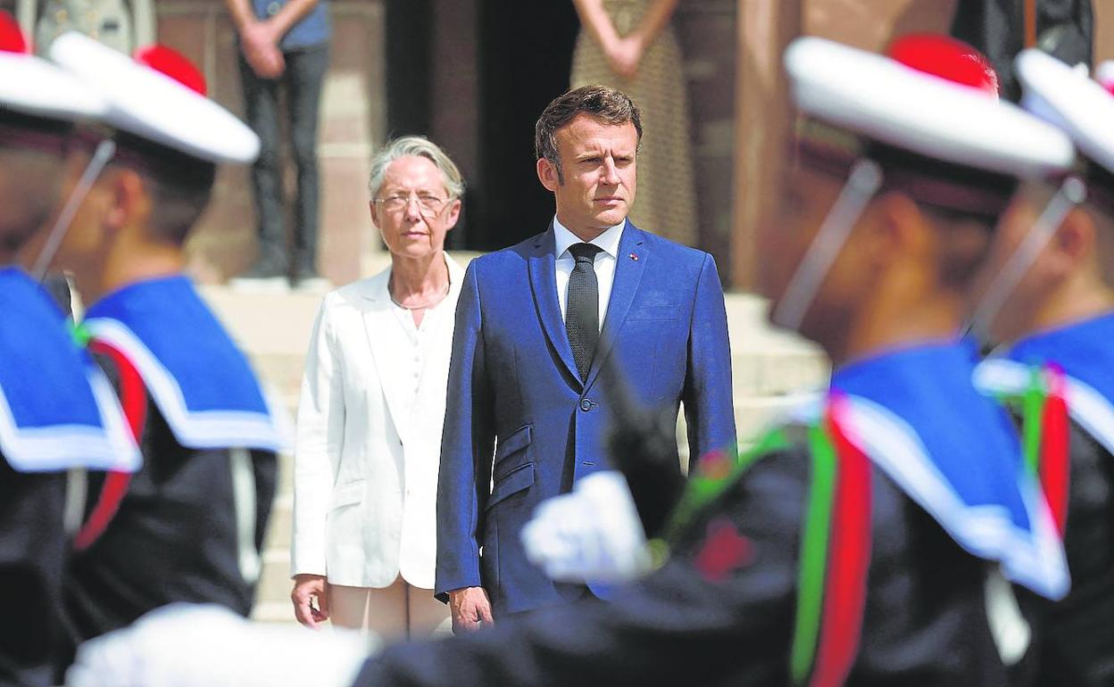 Emmanuel Macron y Élisabeth Borne presiden una ceremonia militar para conmemorar la derrota de los nazis en Europa. 