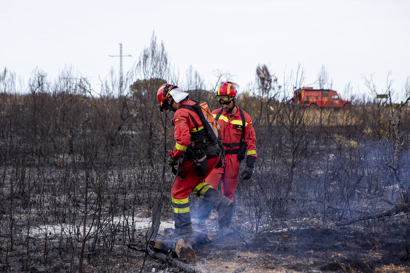 Efectivos de la Unidad Militar de Emergencia luchan contra el incendio forestal en Vall d´Ebo, en la provincia de Alicante.