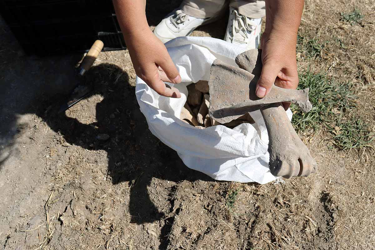 Fotos: Comienza el análisis de los restos arqueológicos hallados en el desprendimiento de la calle Murallas