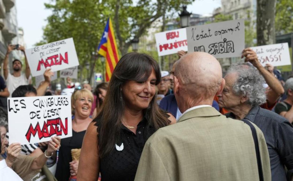 Borràs participa en la protesta convocada por la Plataforma «17A, Exigim Responsabilitats» con el lema «Estado español y CNI, responsables». 