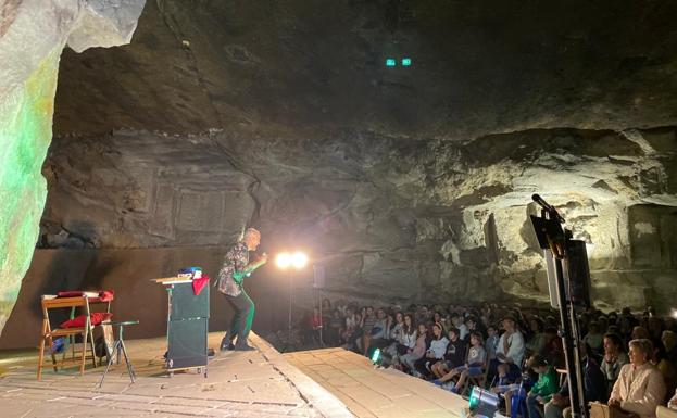 Actuación de magia de Luis Joyra en las canteras. 