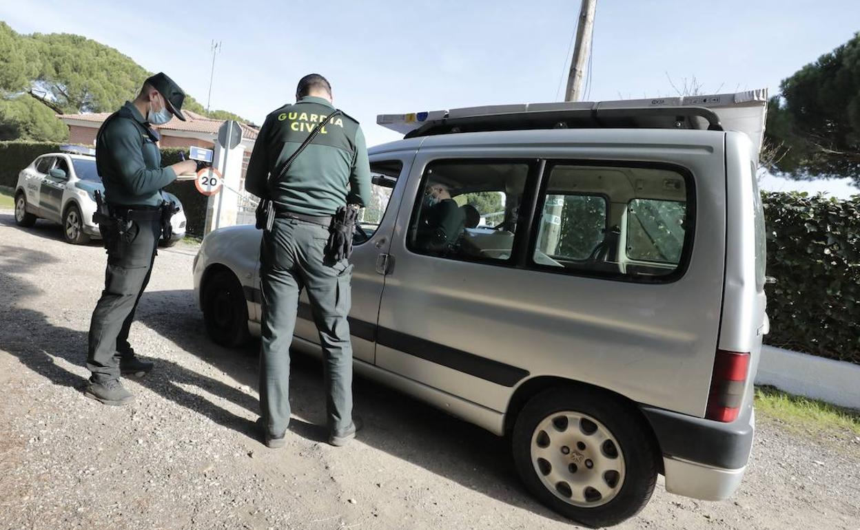 La Guardia Civil controla el acceso en El Romeral durante el registro del chalé de Óscar S. 