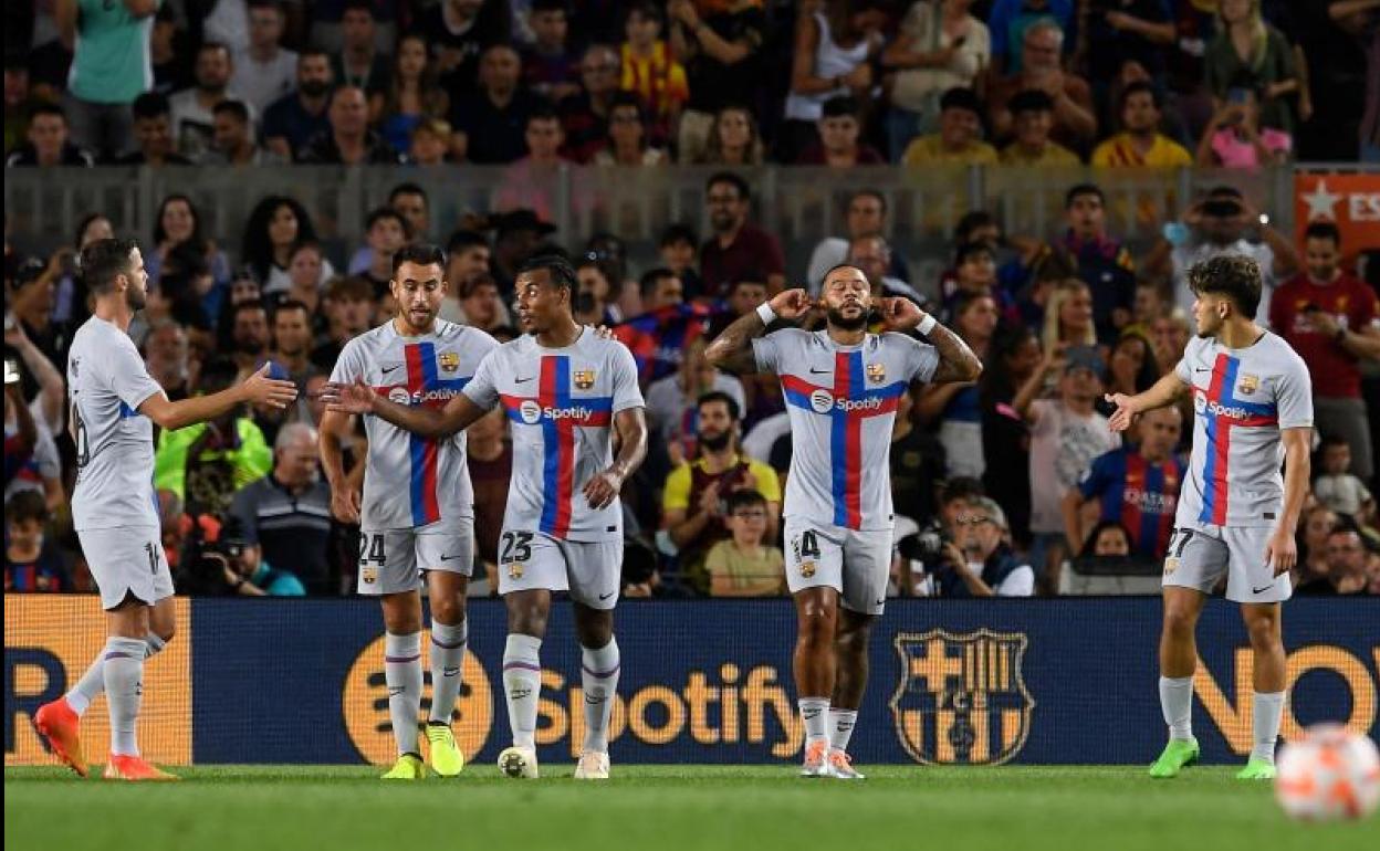 Los jugadores del Barcelona celebran uno de los goles.