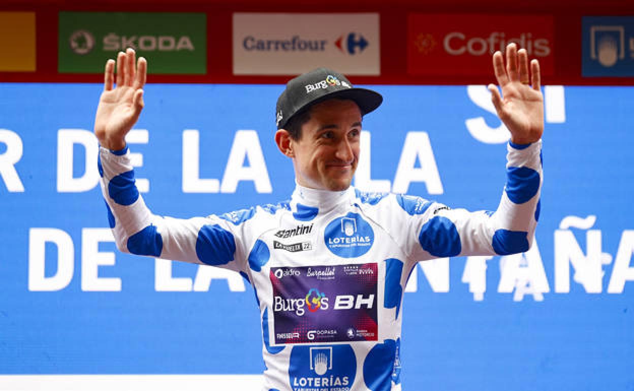 Victor Langellotti en el pódium con el maillot de la montaña. 