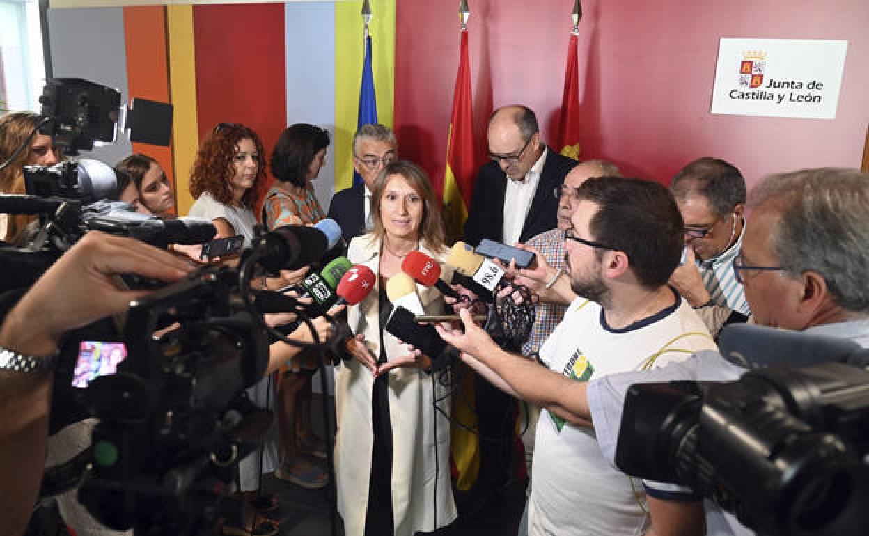 La consejera de Educación, Rocío Lucas, responde a los medios, durante la inauguración del CEIP Isabel de Basilea de Burgos. 