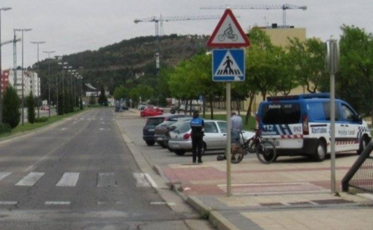 Efectivos policiales en la calle Esteban Sáez Alvarado de la capital burgalesa donde se ha producido el accidente
