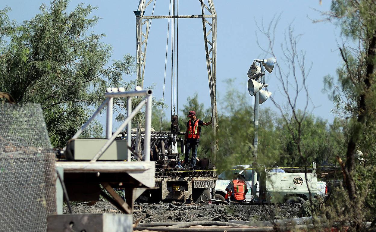 El equipo de rescate trabaja en la zona donde se encuentran diez mineros atrapados desde el 3 de agosto.