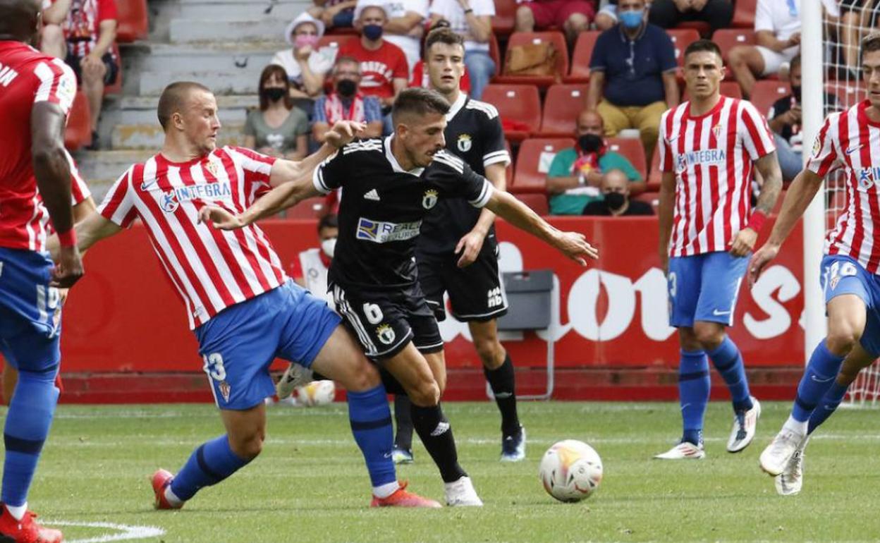 Raúl Navarro, posible novedad en el once de este sábado en la medular, durante el redebut del Burgos en Segunda el año pasado en El Molinón