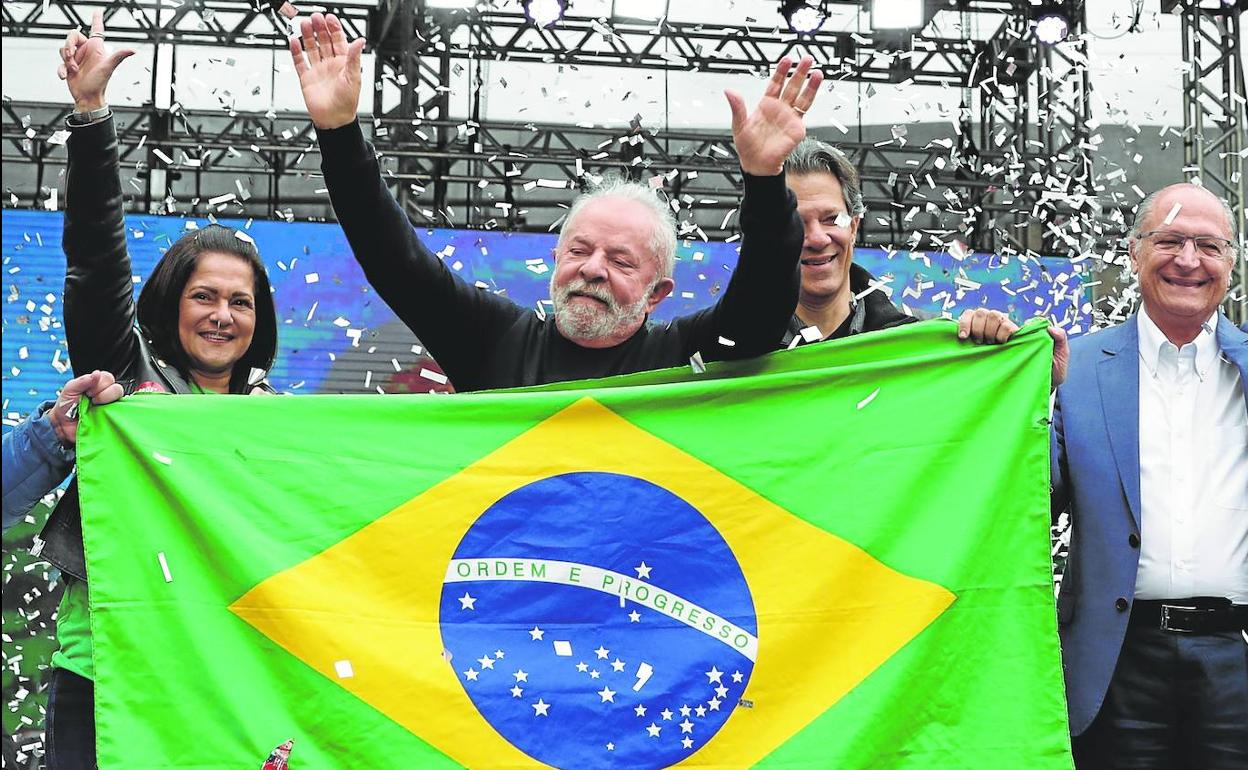 Lula saluda a sus seguidores durante un mitín de su campaña en el Vale del Anhangabaú en la región céntrica de Sao Paulo. 