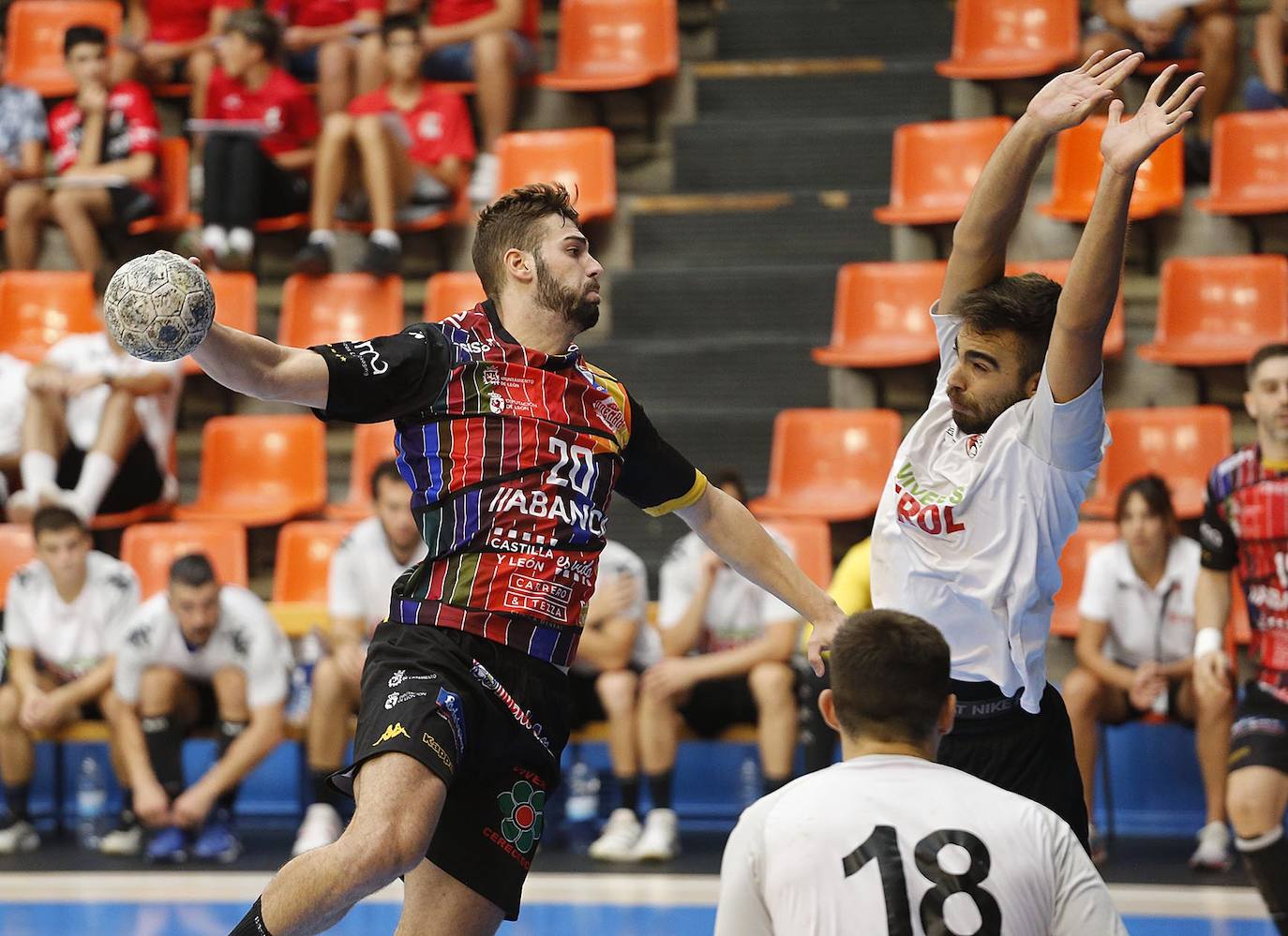 Imágenes de la primera semifinal de la Copa Castilla y León entre el Ademar León y el Balonmano Nava