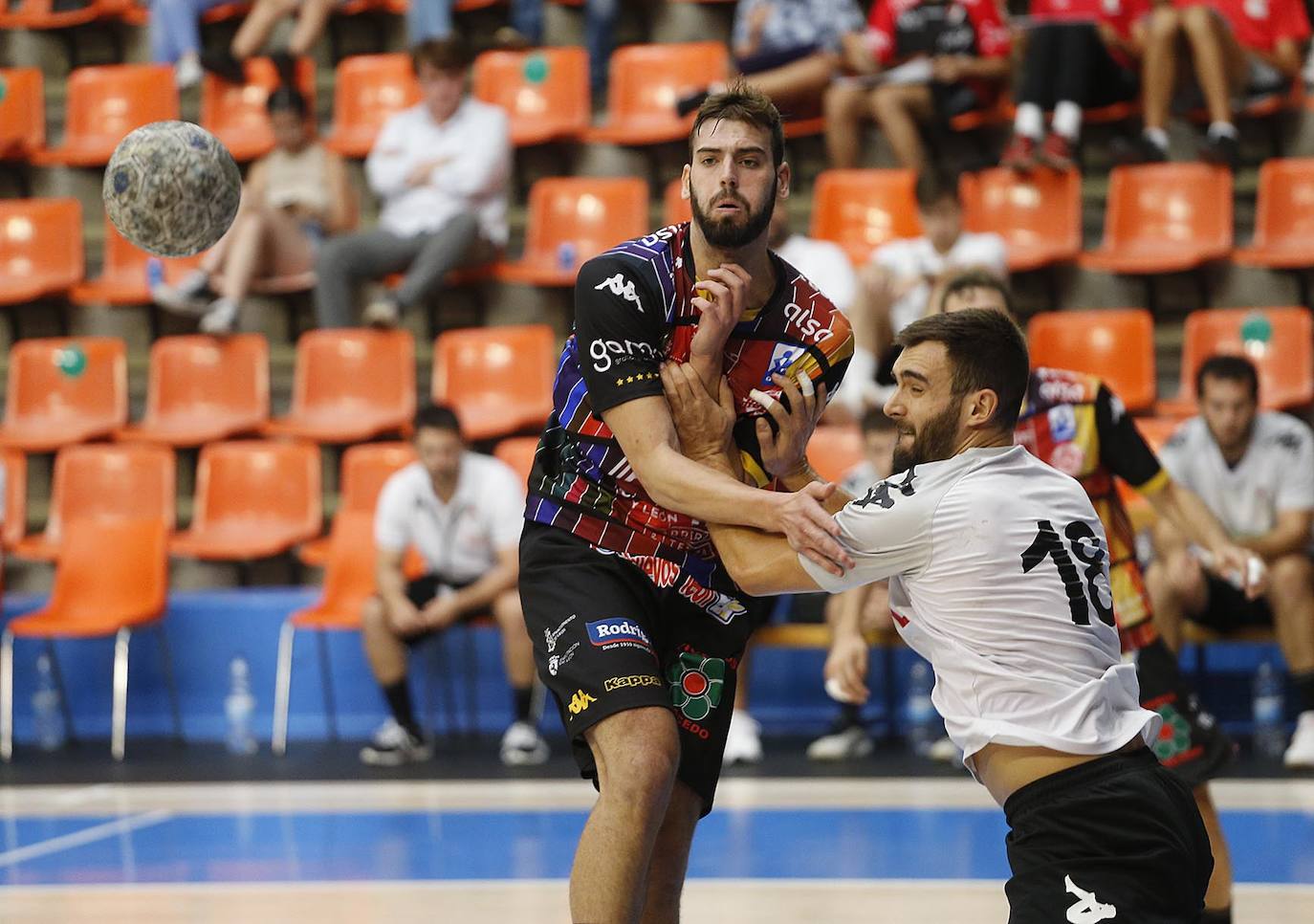 Imágenes de la primera semifinal de la Copa Castilla y León entre el Ademar León y el Balonmano Nava