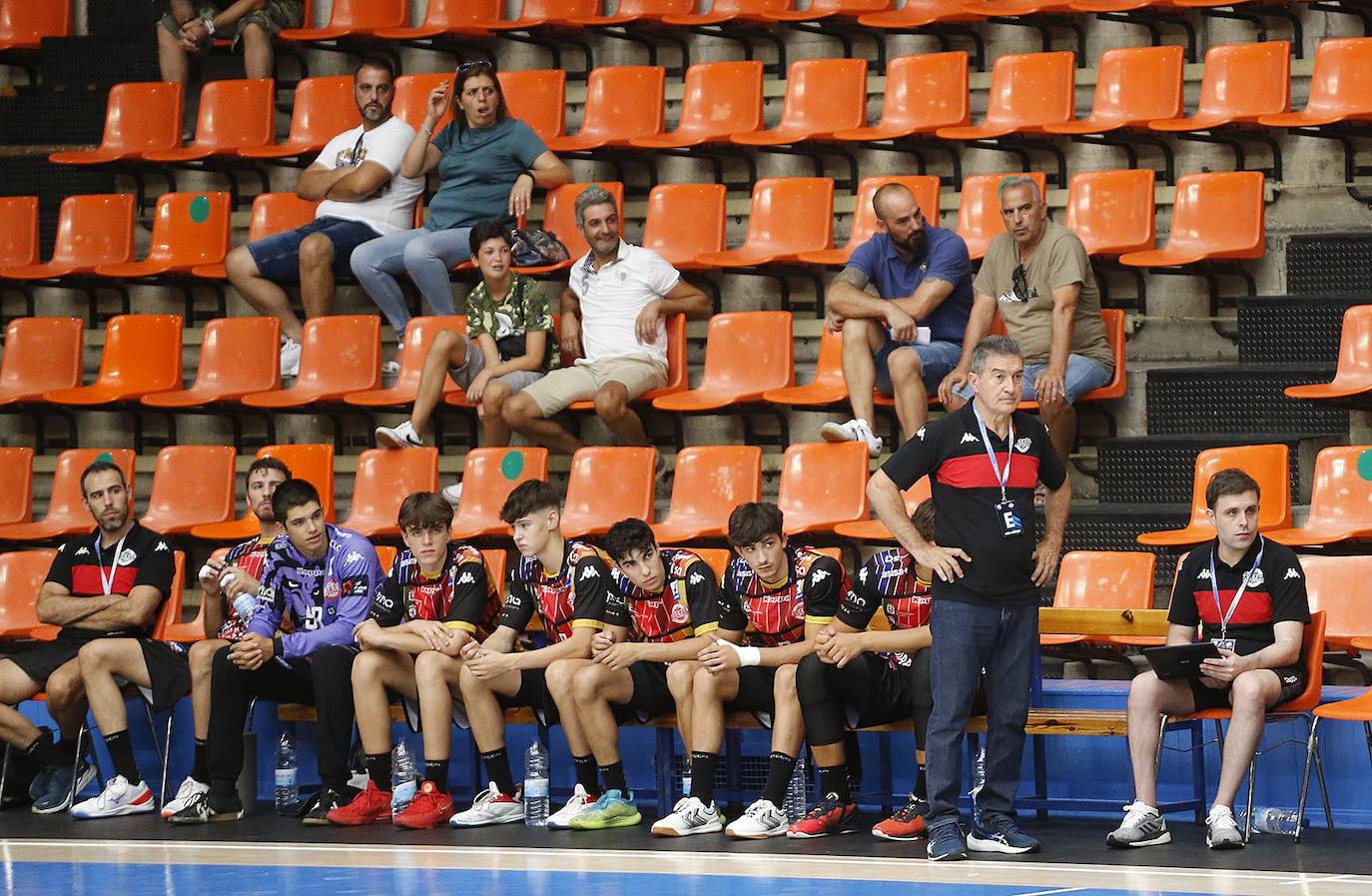 Imágenes de la primera semifinal de la Copa Castilla y León entre el Ademar León y el Balonmano Nava